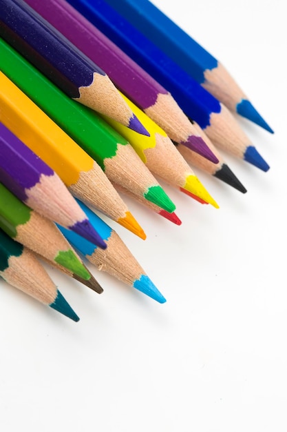 Kleurrijke potloden geïsoleerd op de witte achtergrond