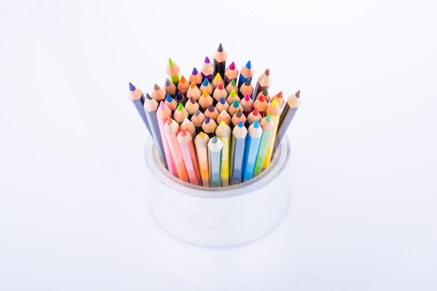 Kleurrijke potloden in een vaas