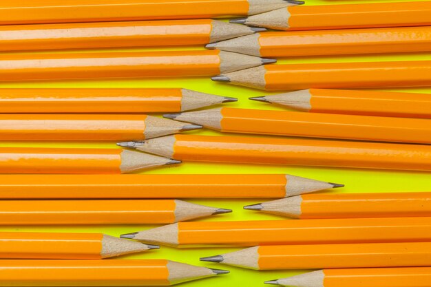Kleurrijke potloden op een heldergroen papier
