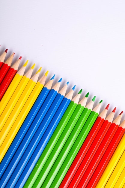 Kleurrijke potloden op wit