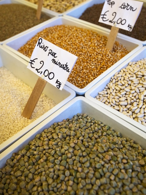 Kleurrijke reeks peulvruchten, granen en rijst, Catania, Sicilië, Italië