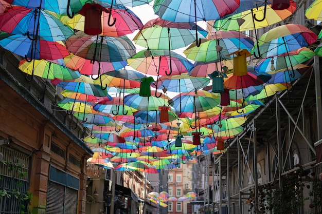 kleurrijke regenboog verschillende kleuren parasols. ongebonden toeristische straatdecoratie. Istanbul, Karakoy