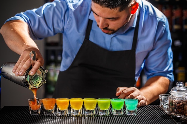 Kleurrijke regenboogcocktails