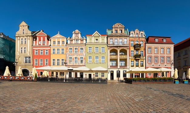 Kleurrijke renaissancegevels van oude gebouwen op het Maket-vierkant in Poznan