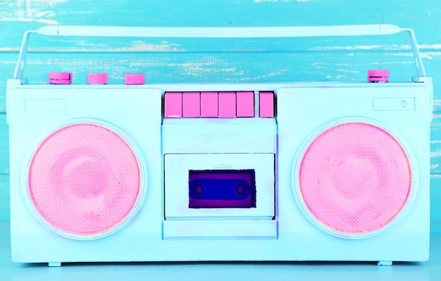 Kleurrijke retro radio op blauwe houten achtergrond