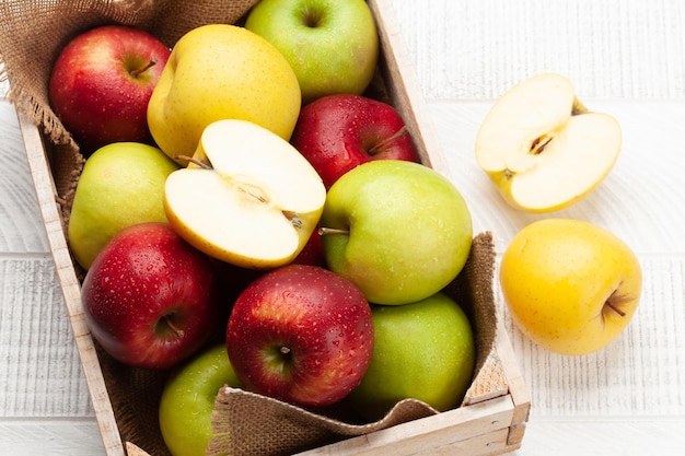 Kleurrijke rijpe appelvruchten in doos