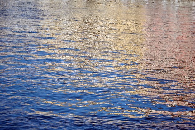 Kleurrijke rimpelingen op het wateroppervlak. reflecties in de rivier