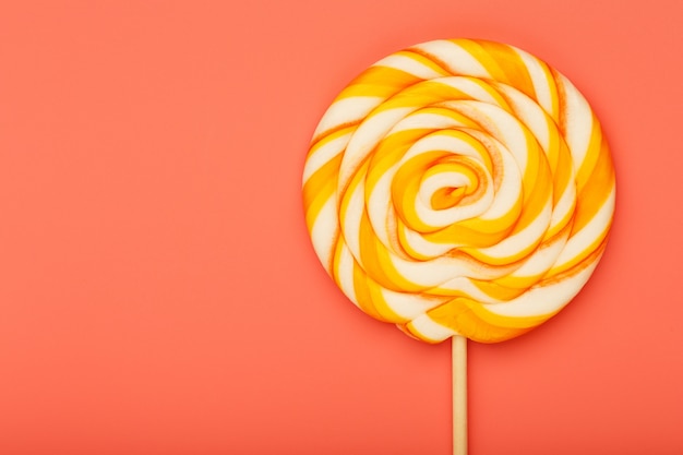 Kleurrijke ronde lolly. Minimaal concept met kopie ruimte.