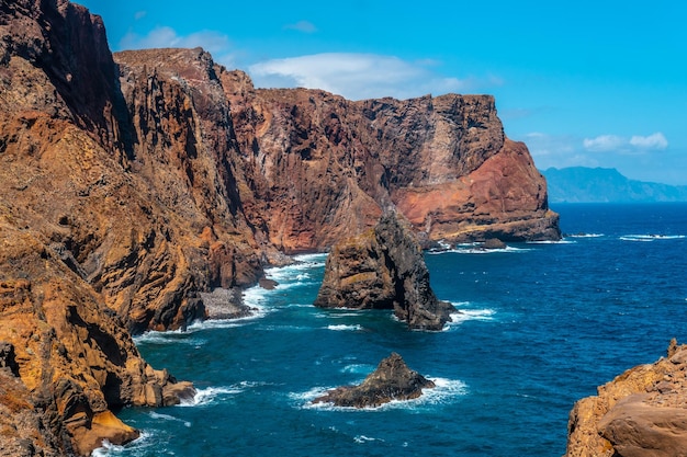 Kleurrijke rotsformaties bij Ponta de Sao Lourenco, Madeira kust Portugal