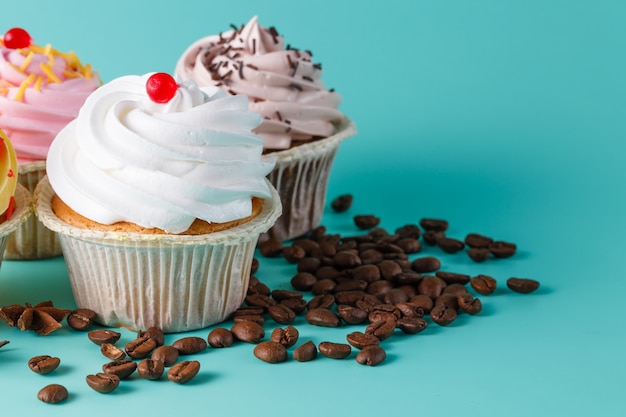 Kleurrijke roze cupcake op aquamarijnruimte