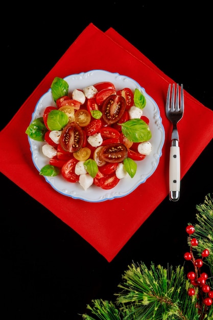 Kleurrijke salade voor kerstdiner met decoratie. Bovenaanzicht.