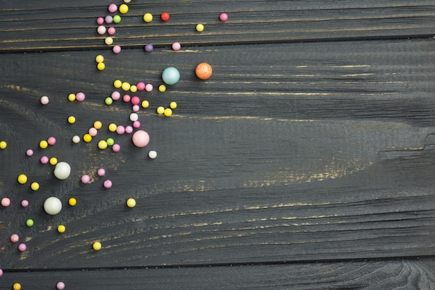 Kleurrijke schuimbaltextuur Kleurrijke schuimbal op een zwarte houten achtergrond