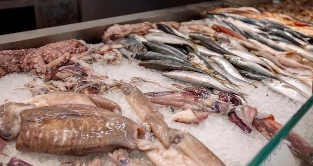 Kleurrijke selectie zeevruchten op de vismarkt in Rhodos, Griekenland