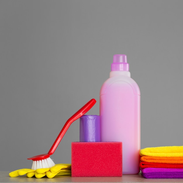 Kleurrijke set van hulpmiddelen voor het schoonmaken van het huis