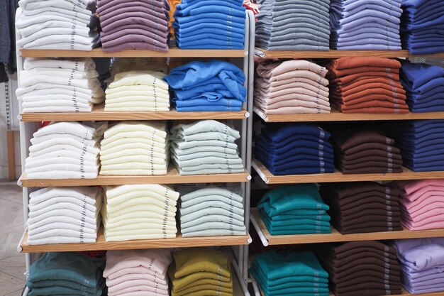 kleurrijke shirts op de plank in een winkel
