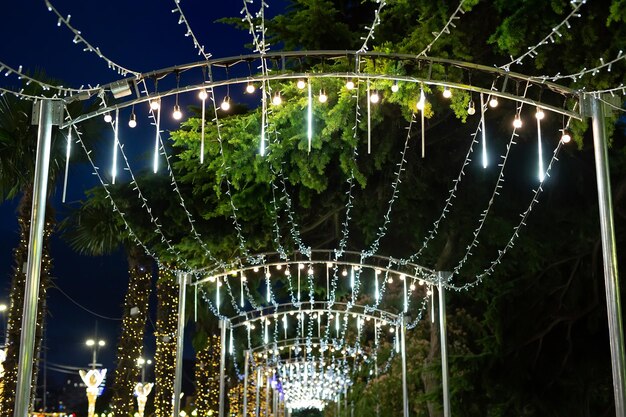 Kleurrijke slingers lantaarns hangen tegen de achtergrond van de nachtelijke hemel