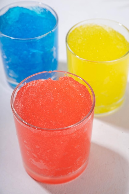 Foto kleurrijke slushie drank veelkleurige bevroren sap cocktail