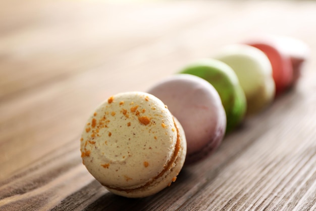 Kleurrijke smakelijke bitterkoekjes op houten achtergrond