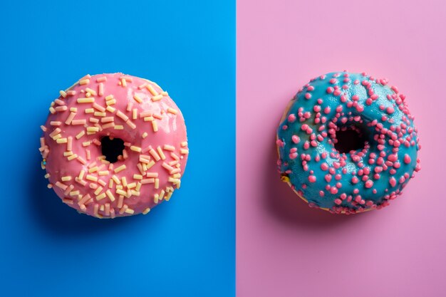 Kleurrijke smakelijke verglaasde donuts op gekleurd.