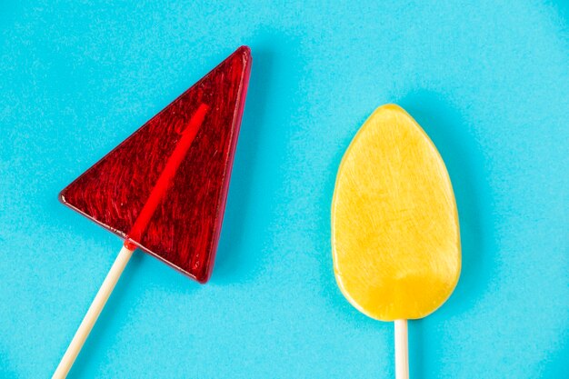 Kleurrijke snoepjes, lolly op de gekleurde achtergrond, veelkleurig