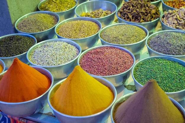 Kleurrijke soortenmarkt in een bazaar in een Nubisch dorp langs de rivier de Nijl