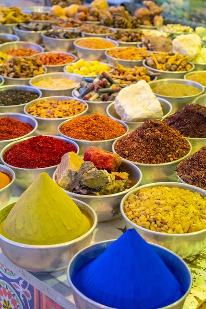 Kleurrijke soortenmarkt in een bazaar in een Nubisch dorp langs de rivier de Nijl