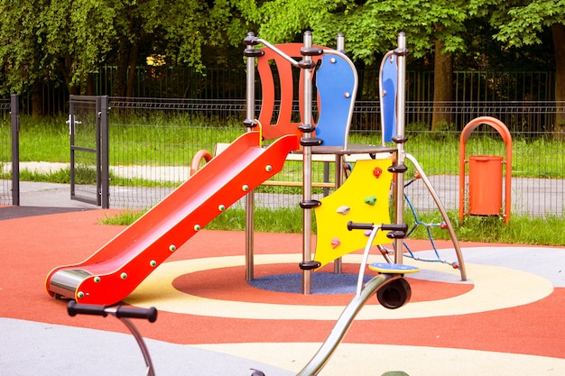 Kleurrijke speelplaats op werf in het park.