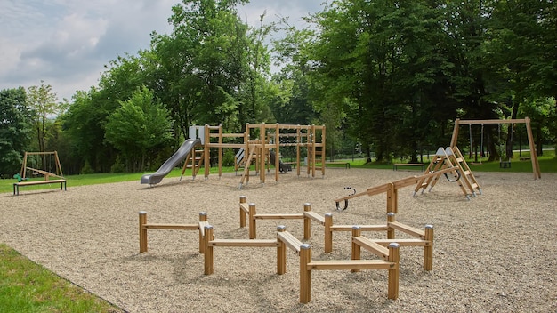 Kleurrijke speelplaats op werf in het park