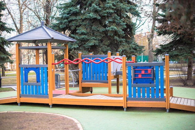 Kleurrijke speeltuin in het park zonder kinderen