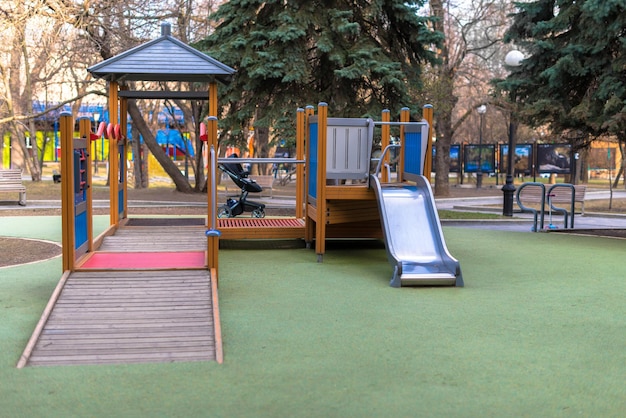 Kleurrijke speeltuin in het park zonder kinderen