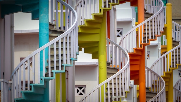 Kleurrijke spiraalvormige trappen buiten een gebouw