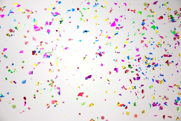 Foto kleurrijke sprankelende confetti op witte achtergrond