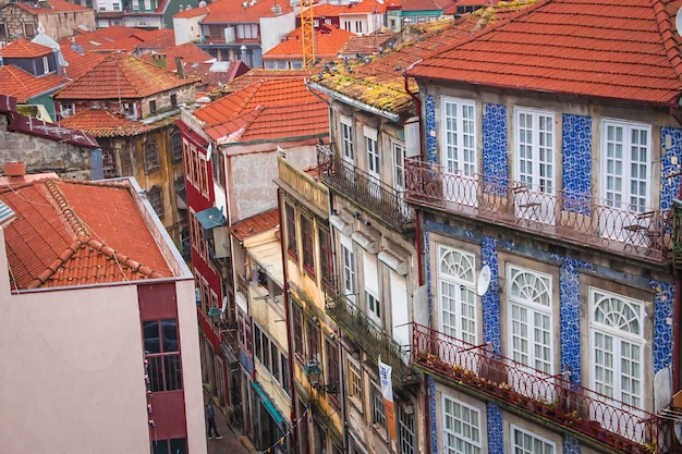 Kleurrijke stadsstraat in Porto Portugal Europese stedelijke architectuur