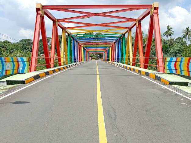 Kleurrijke stalen brug. Regenboogkleurige brugweergave in Sijuk, Belitung Island, Indonesië.