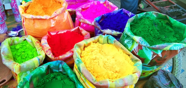 Kleurrijke stapels poeder die vóór het Holi-festival op de markt worden verkocht