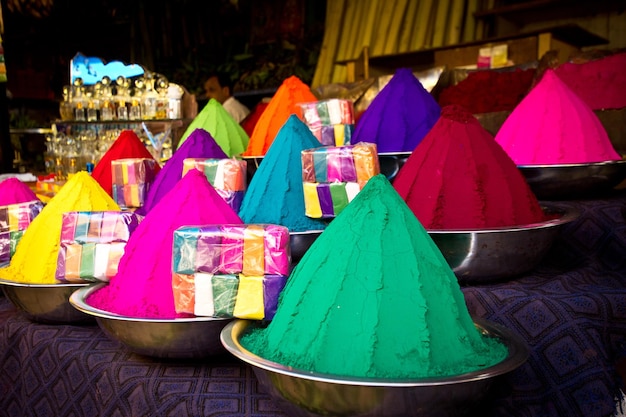 Foto kleurrijke stapels poeder verkocht op de markt vóór het holi-festival, mysore, india