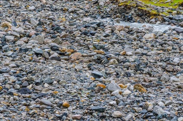 Kleurrijke stenen bij de beek