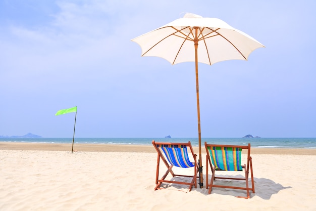 Kleurrijke stoelen op tropisch strand