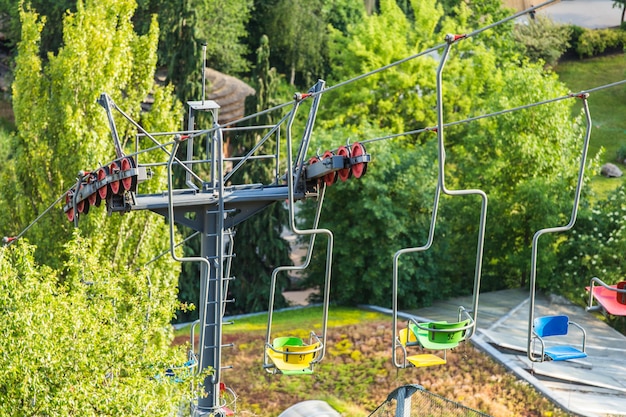 Kleurrijke stoeltjesliften kabelbaan in het liftstation en de kabelbaan van de dierentuin van Praag