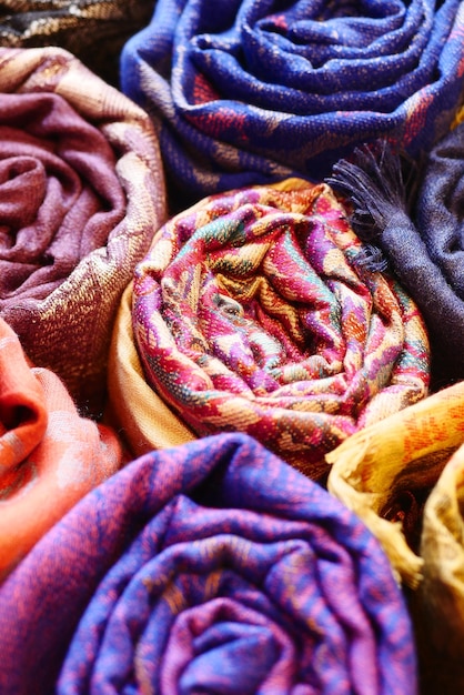 Foto kleurrijke stoffen spreien en hoofddoeken met verschillende oosterse patronen