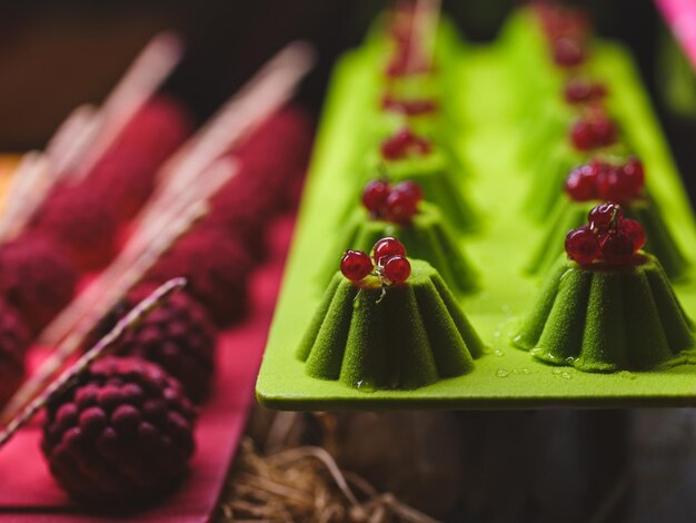 Kleurrijke taarten bij een hotelbuffet