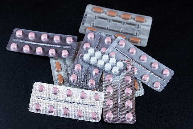 Kleurrijke tabletten en capsules tabletten in blisterverpakking, farmaceutische industrie Concept