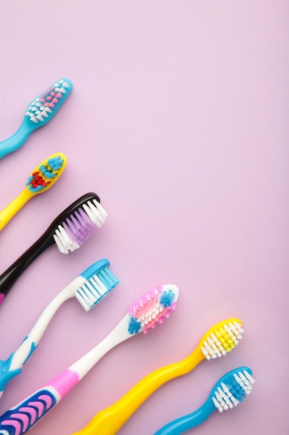 Kleurrijke tandenborstels op paarse achtergrond Verticale foto