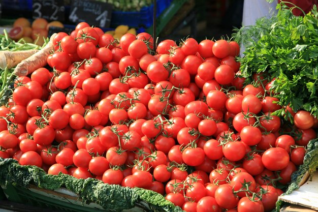 Kleurrijke tomaten op de groene markt van Wenen