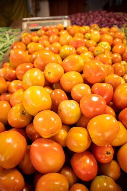 Kleurrijke tomaten op de toonbank van een markt