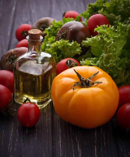 Kleurrijke tomaten op zwarte achtergrond