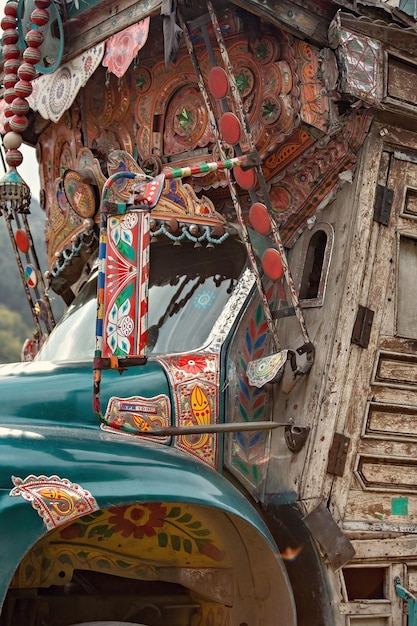 Kleurrijke traditionele Pakistaanse vrachtwagen in Rawalpindi, Pakistan