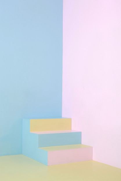 Kleurrijke trap op minimalistische pastelkleurige huishoek, fijne kunstfoto