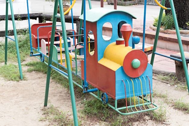 Foto kleurrijke trein voor kinderen in speeltuin