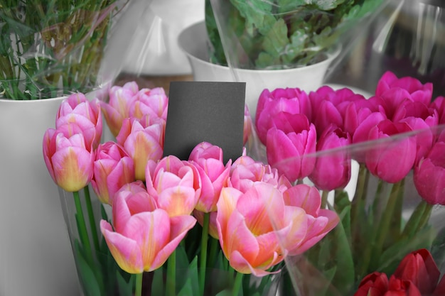 Kleurrijke tulpen in bloemenwinkel